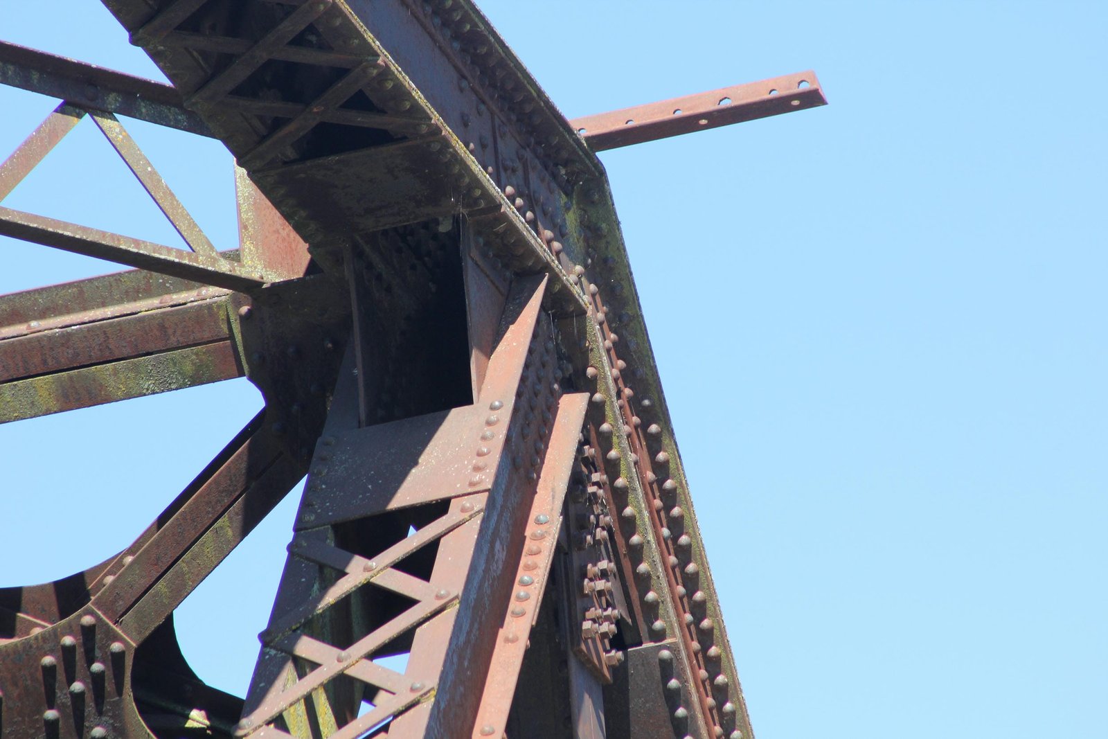Upper angle connection